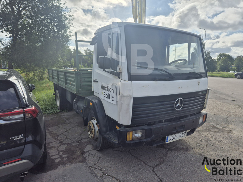Mercedes-Benz 1117 - Platós teherautó: 2 kép. Mercedes-Benz 1117 - Platós teherautó: 2 kép.