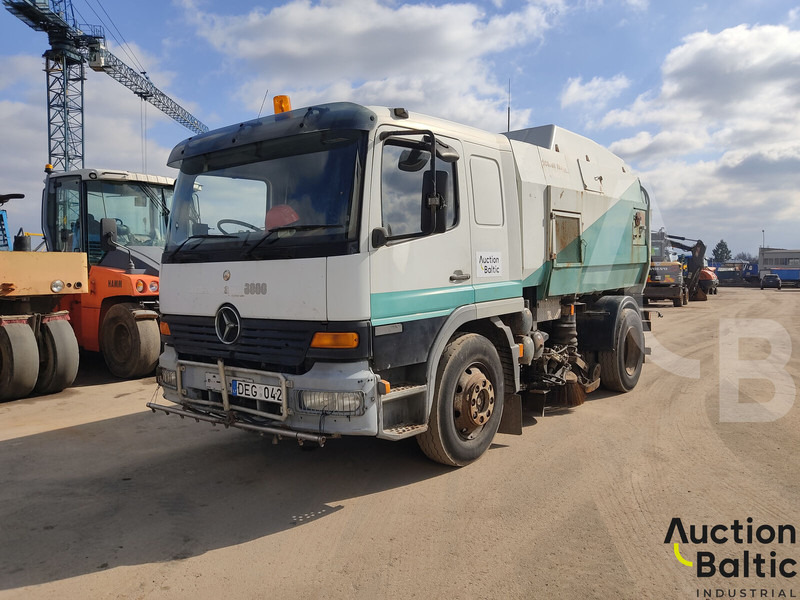 Mercedes-Benz 1517 - Utcaseprő gép: 1 kép. Mercedes-Benz 1517 - Utcaseprő gép: 1 kép.