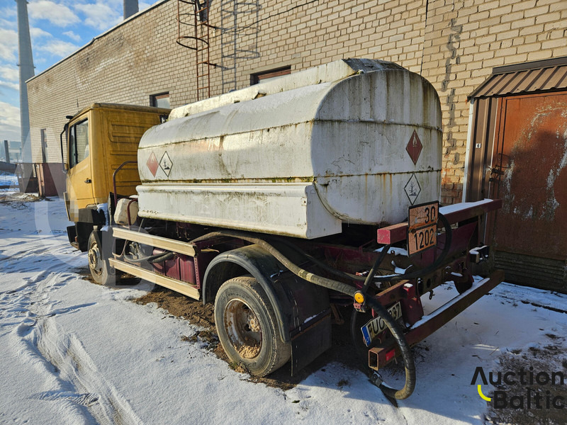 Mercedes-Benz 814 - Tartályos teherautó: 4 kép. Mercedes-Benz 814 - Tartályos teherautó: 4 kép.