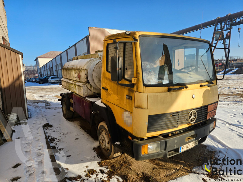 Mercedes-Benz 814 - Tartályos teherautó: 1 kép. Mercedes-Benz 814 - Tartályos teherautó: 1 kép.
