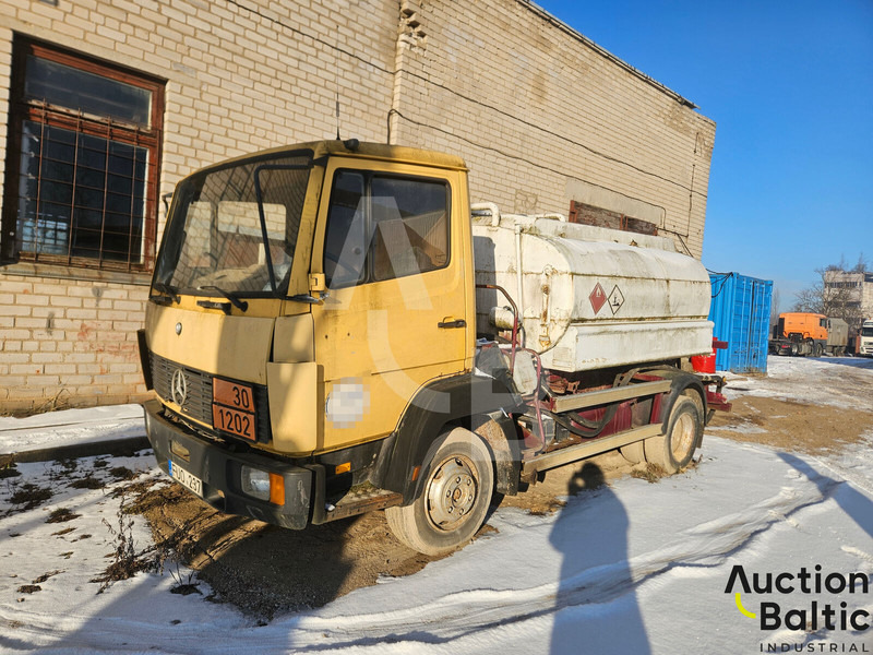 Mercedes-Benz 814 - Tartályos teherautó: 2 kép. Mercedes-Benz 814 - Tartályos teherautó: 2 kép.