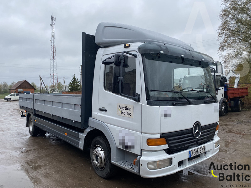 Mercedes-Benz 815 - Platós teherautó: 2 kép. Mercedes-Benz 815 - Platós teherautó: 2 kép.