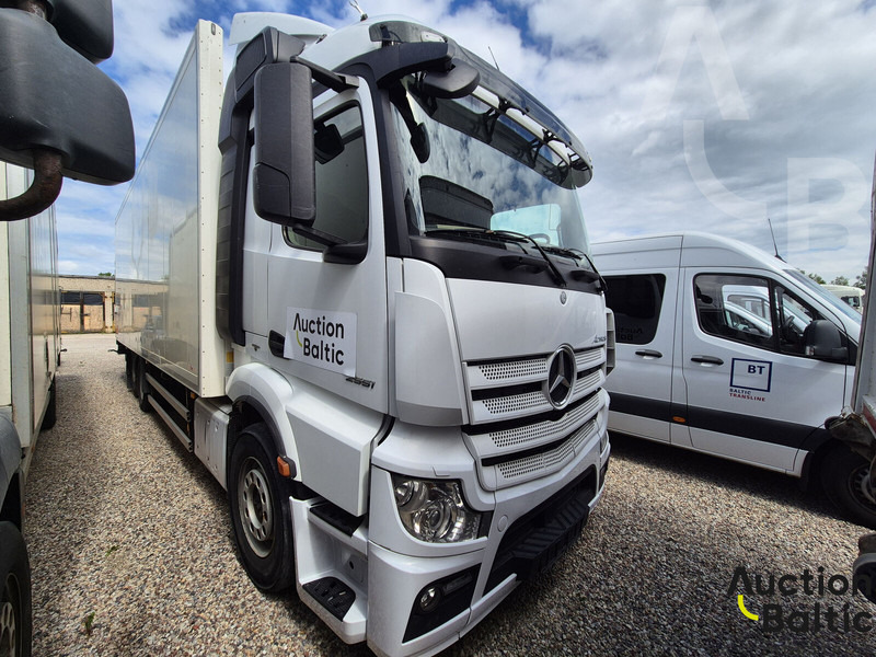 Mercedes-Benz Actros 2551 - Dobozos felépítményű teherautó: 2 kép. Mercedes-Benz Actros 2551 - Dobozos felépítményű teherautó: 2 kép.