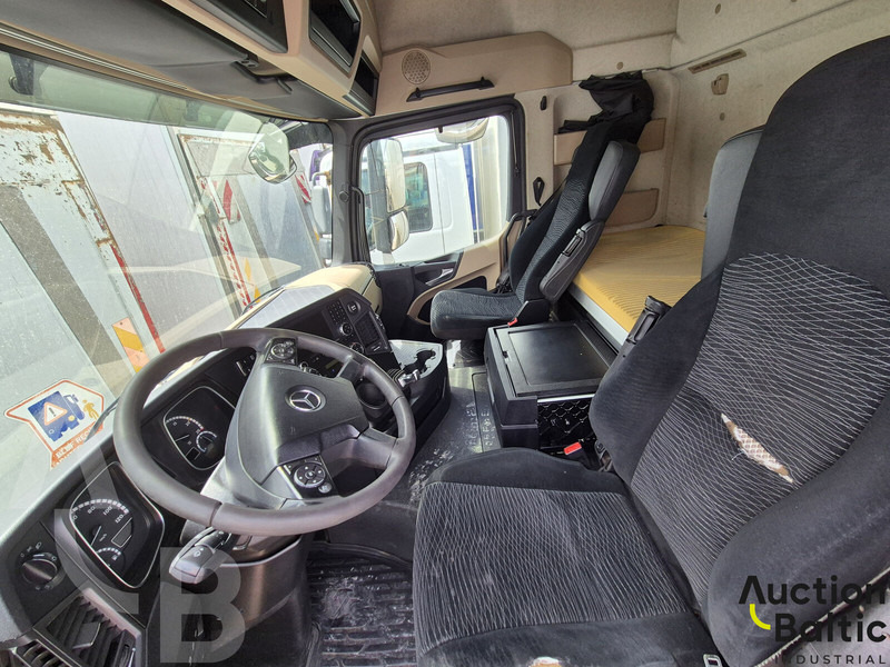 Mercedes-Benz Actros 2551 - Dobozos felépítményű teherautó: 5 kép. Mercedes-Benz Actros 2551 - Dobozos felépítményű teherautó: 5 kép.
