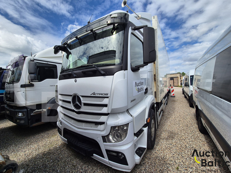 Mercedes-Benz Actros 2551 - Dobozos felépítményű teherautó: 1 kép. Mercedes-Benz Actros 2551 - Dobozos felépítményű teherautó: 1 kép.