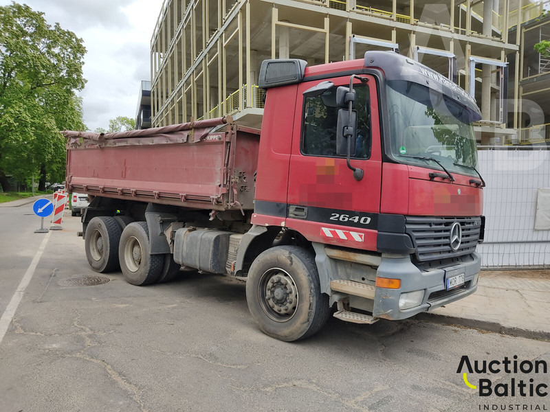 Mercedes-Benz Actros 2640 - Billenőplatós teherautó: 2 kép. Mercedes-Benz Actros 2640 - Billenőplatós teherautó: 2 kép.