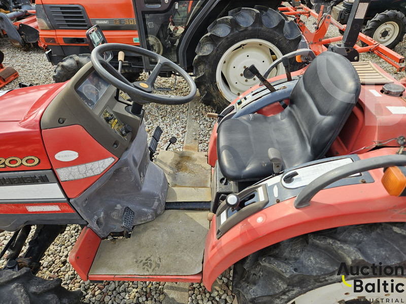 Mitsubishi MT200 - Traktor: 5 kép. Mitsubishi MT200 - Traktor: 5 kép.