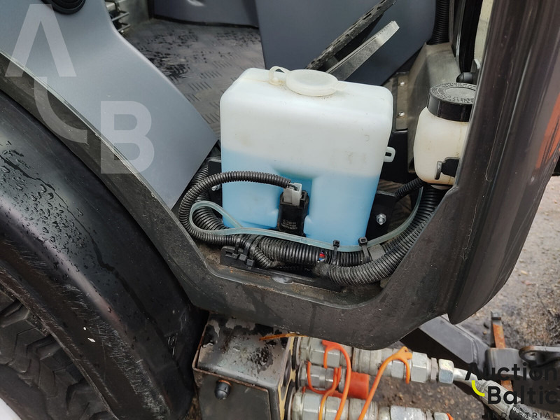 Utcaseprő gép Multihog CX75: 11 kép. Utcaseprő gép Multihog CX75: 11 kép.