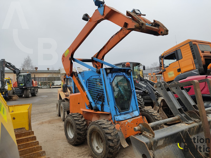 New Holland LS 185 B - Mini homlokrakodó: 1 kép. New Holland LS 185 B - Mini homlokrakodó: 1 kép.