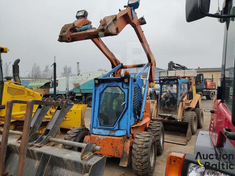 New Holland LS 185 B - Mini homlokrakodó: 2 kép. New Holland LS 185 B - Mini homlokrakodó: 2 kép.