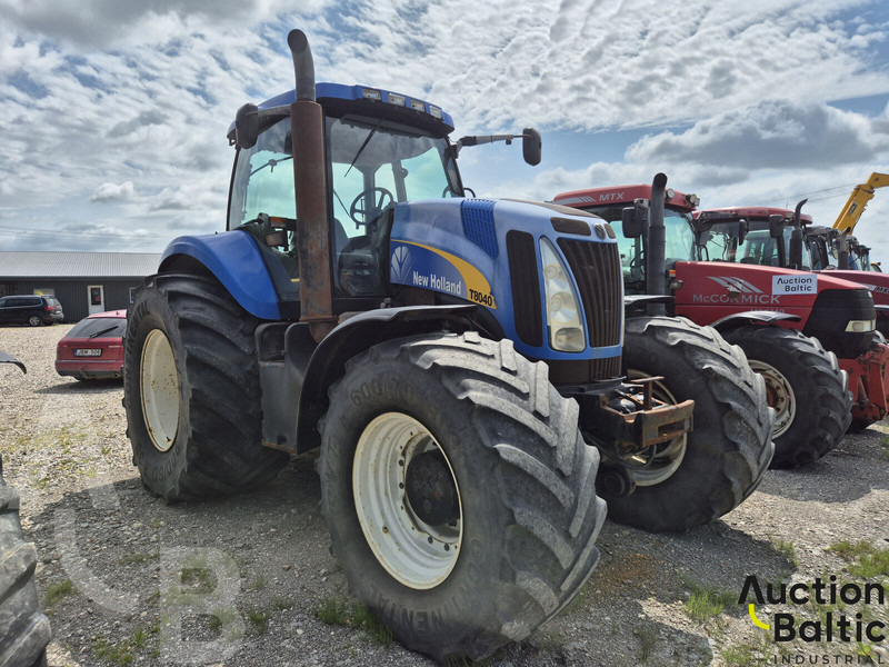 New Holland T 8040 - Traktor: 2 kép. New Holland T 8040 - Traktor: 2 kép.