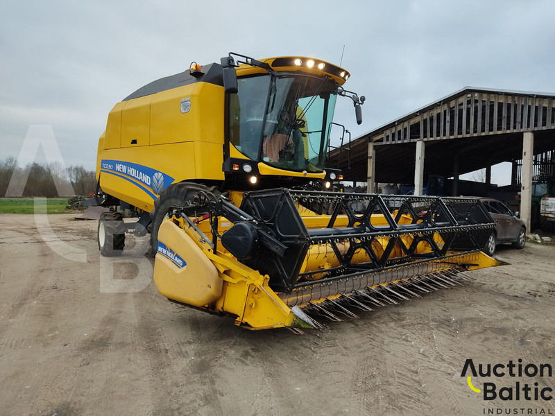 New Holland TC 5.90 - Kombájn: 2 kép. New Holland TC 5.90 - Kombájn: 2 kép.