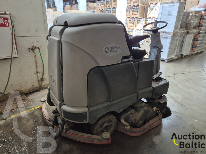 Nilfisk SC6500 - Utcaseprő gép: 4 kép. Nilfisk SC6500 - Utcaseprő gép: 4 kép.