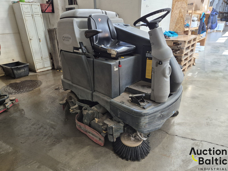 Nilfisk SC6500 - Utcaseprő gép: 1 kép. Nilfisk SC6500 - Utcaseprő gép: 1 kép.