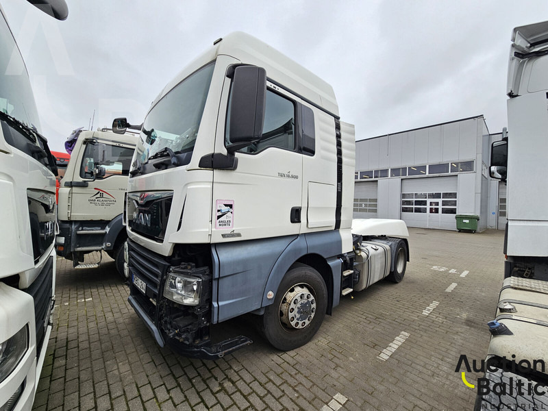 MAN TGX18.500 - Nyergesvontató: 1 kép. MAN TGX18.500 - Nyergesvontató: 1 kép.