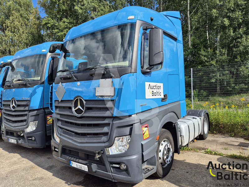 Mercedes-Benz Actros 1842 - Nyergesvontató: 2 kép. Mercedes-Benz Actros 1842 - Nyergesvontató: 2 kép.