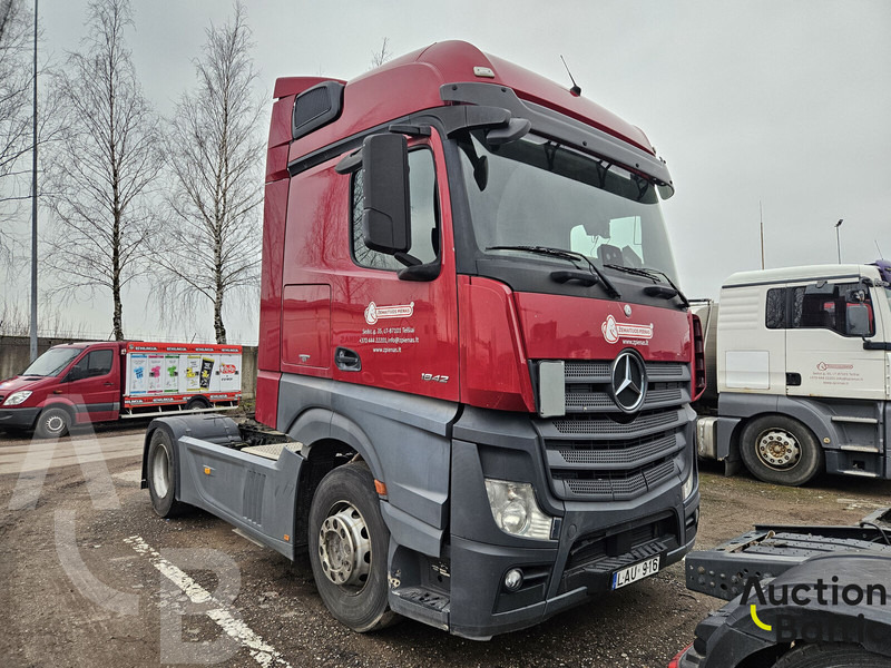 Mercedes-Benz Actros 1842 - Nyergesvontató: 2 kép. Mercedes-Benz Actros 1842 - Nyergesvontató: 2 kép.