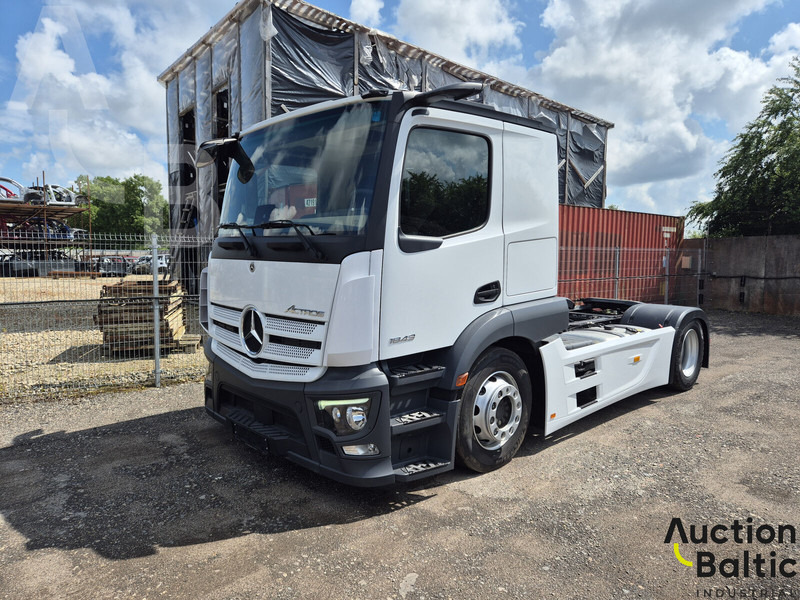 Mercedes-Benz Actros 1843 - Nyergesvontató: 2 kép. Mercedes-Benz Actros 1843 - Nyergesvontató: 2 kép.