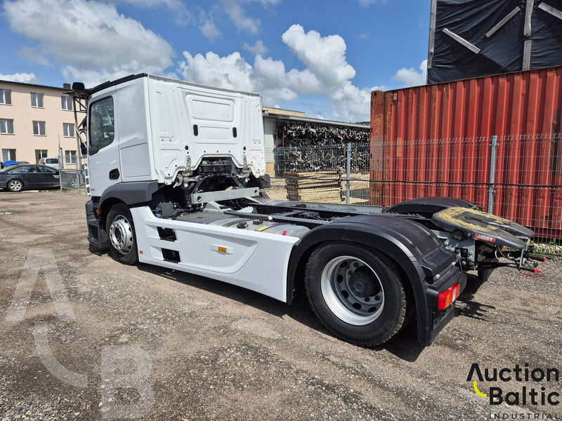 Mercedes-Benz Actros 1843 - Nyergesvontató: 4 kép. Mercedes-Benz Actros 1843 - Nyergesvontató: 4 kép.