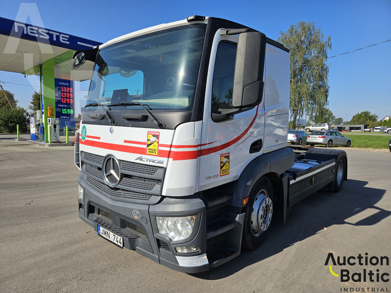 Mercedes-Benz Actros - Nyergesvontató: 1 kép. Mercedes-Benz Actros - Nyergesvontató: 1 kép.