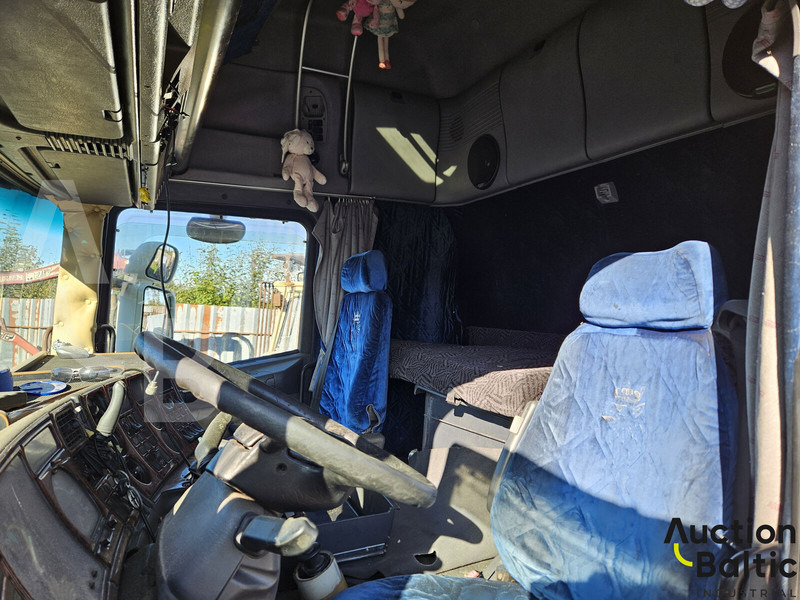 Scania R 114 LA - Nyergesvontató: 5 kép. Scania R 114 LA - Nyergesvontató: 5 kép.