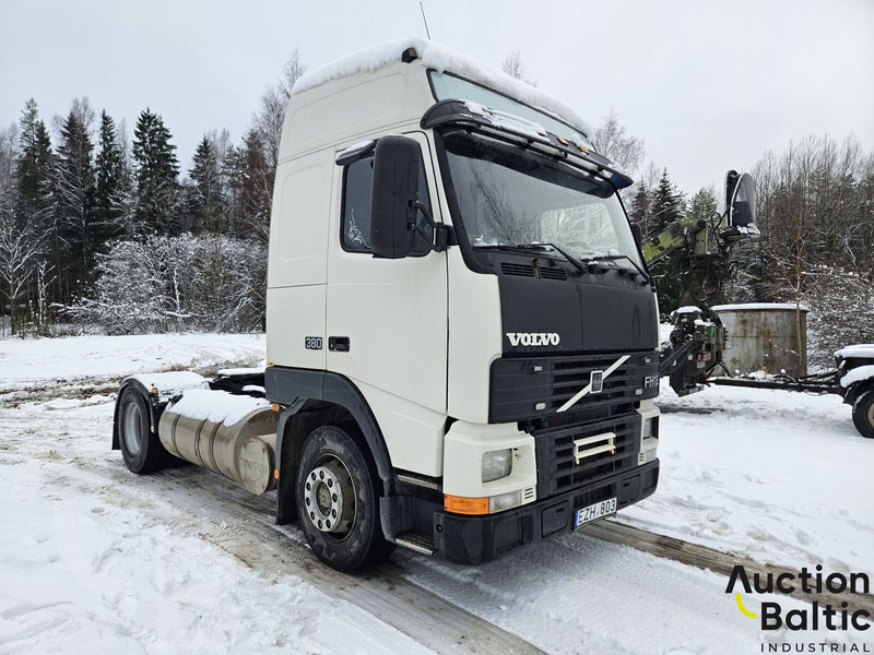 Volvo FH12 - Nyergesvontató: 2 kép. Volvo FH12 - Nyergesvontató: 2 kép.