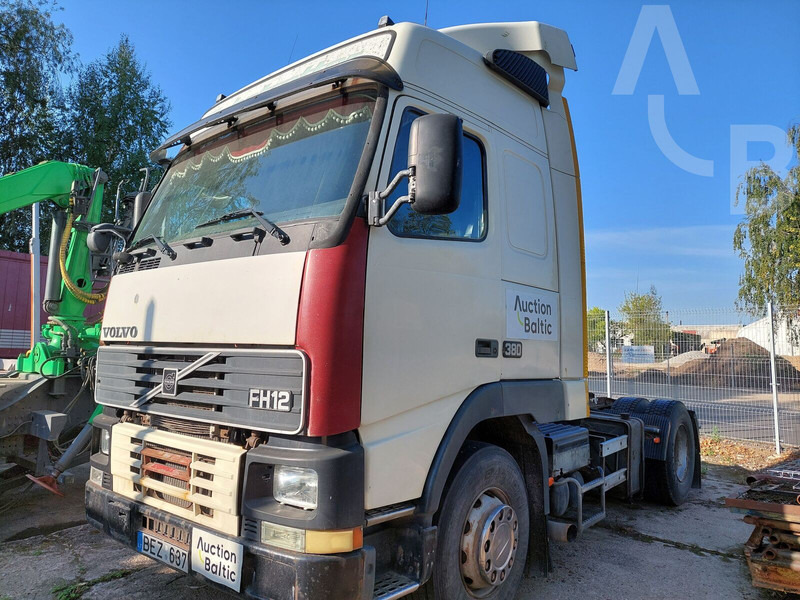 Volvo FH12 - Nyergesvontató: 1 kép. Volvo FH12 - Nyergesvontató: 1 kép.
