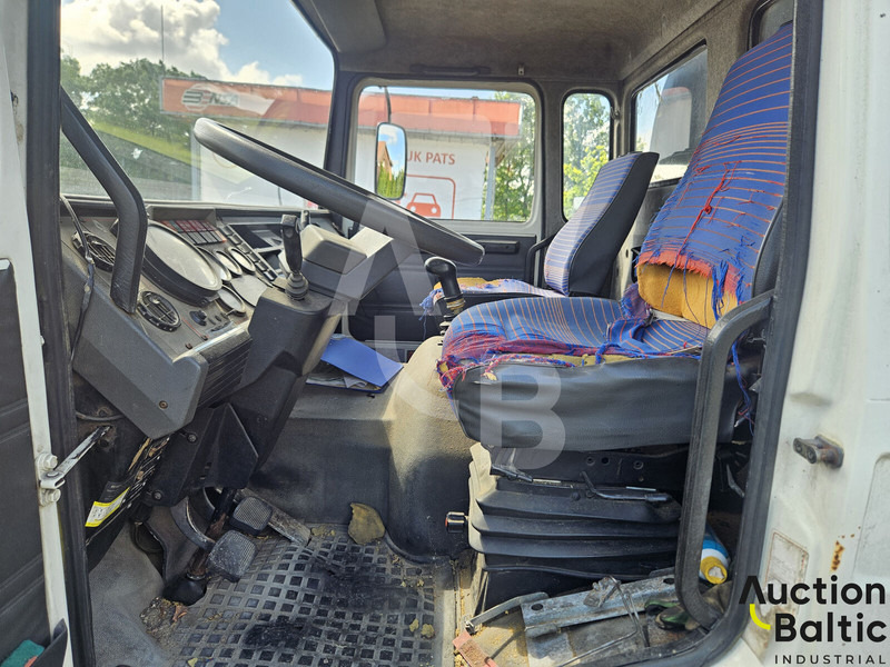 Renault Midliner S 150 - Tartályos teherautó: 4 kép. Renault Midliner S 150 - Tartályos teherautó: 4 kép.