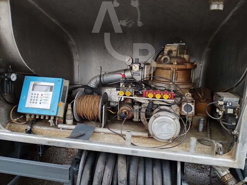 Tartályos teherautó a következők szállításához üzemanyag Scania B4X2 ATL: 13 kép.