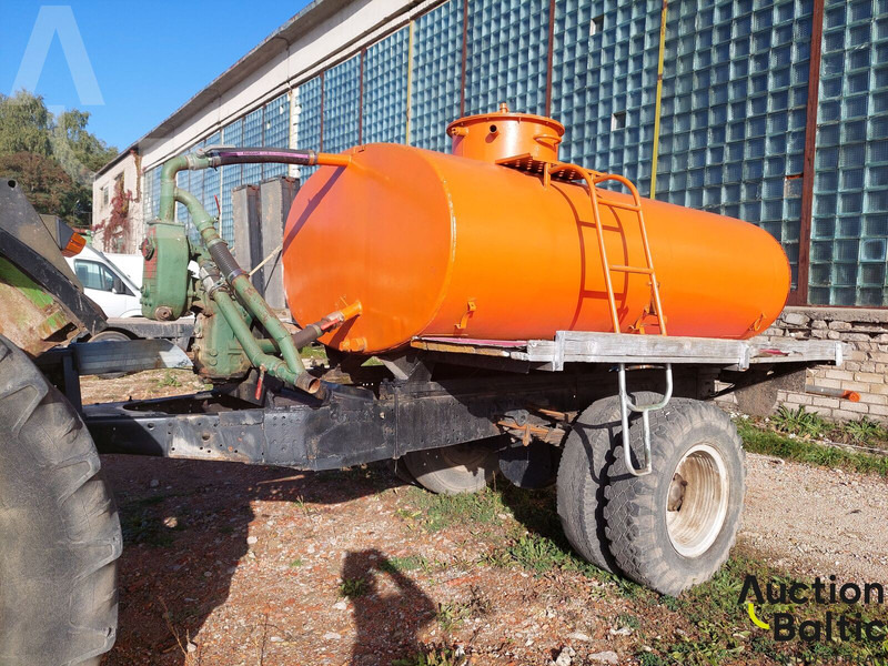 Trailer for transporting and watering water - Tartályos pótkocsi: 2 kép. Trailer for transporting and watering water - Tartályos pótkocsi: 2 kép.