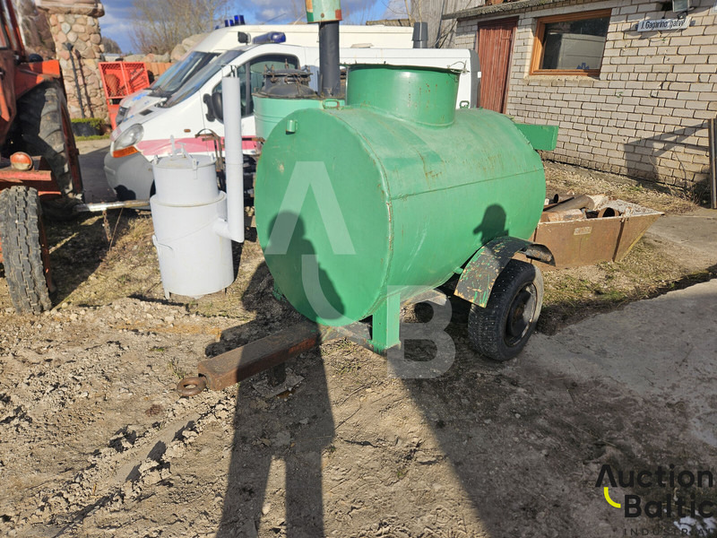 Trailer with tank - Pótkocsi billenőplatós: 1 kép. Trailer with tank - Pótkocsi billenőplatós: 1 kép.