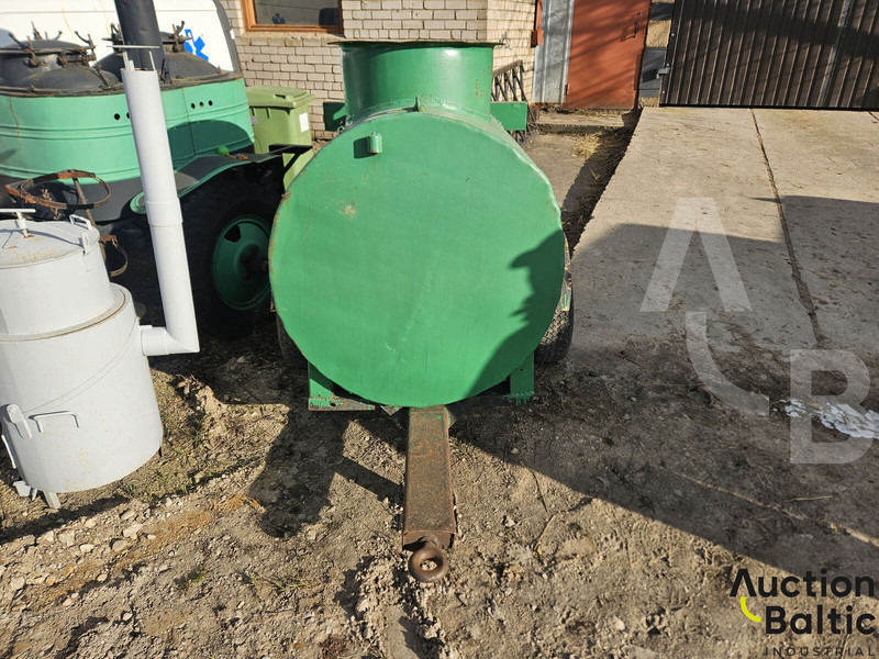 Trailer with tank - Tartályos pótkocsi: 4 kép. Trailer with tank - Tartályos pótkocsi: 4 kép.