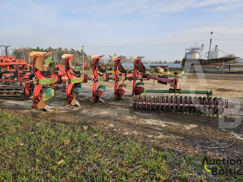 UNIA - Eke: 3 kép. UNIA - Eke: 3 kép.