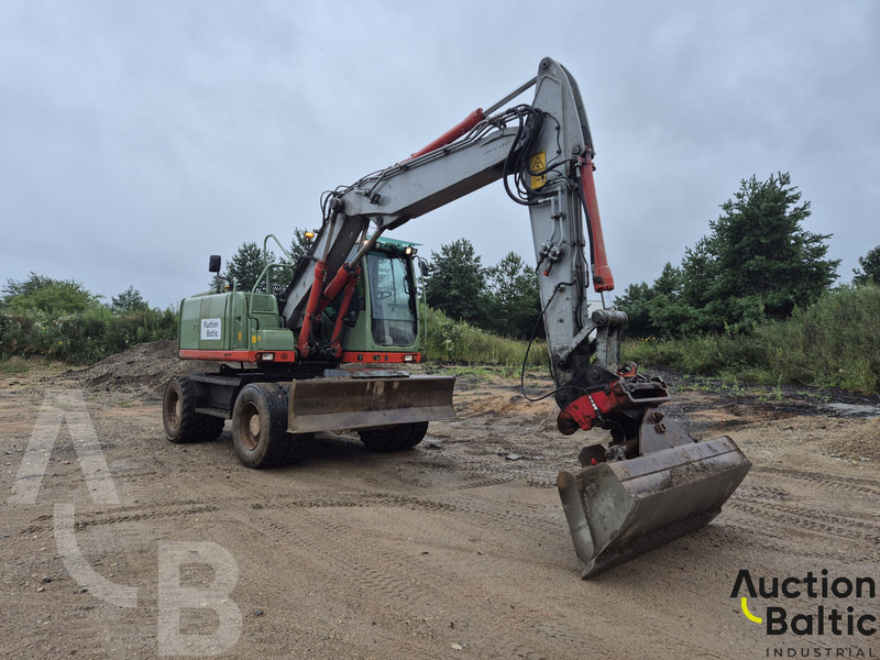Volvo EW 140 C - Gumikerekes kotró: 2 kép. Volvo EW 140 C - Gumikerekes kotró: 2 kép.