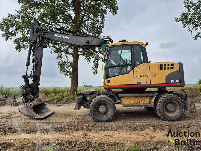 Volvo EW 140 C - Gumikerekes kotró: 2 kép. Volvo EW 140 C - Gumikerekes kotró: 2 kép.
