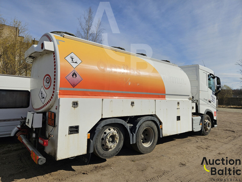 Volvo FH 420 - Tartályos teherautó: 3 kép. Volvo FH 420 - Tartályos teherautó: 3 kép.