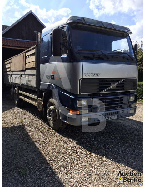 Volvo FH12 - Platós teherautó: 2 kép. Volvo FH12 - Platós teherautó: 2 kép.