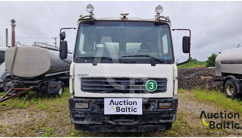 Volvo FL220 - Tartályos teherautó: 2 kép. Volvo FL220 - Tartályos teherautó: 2 kép.