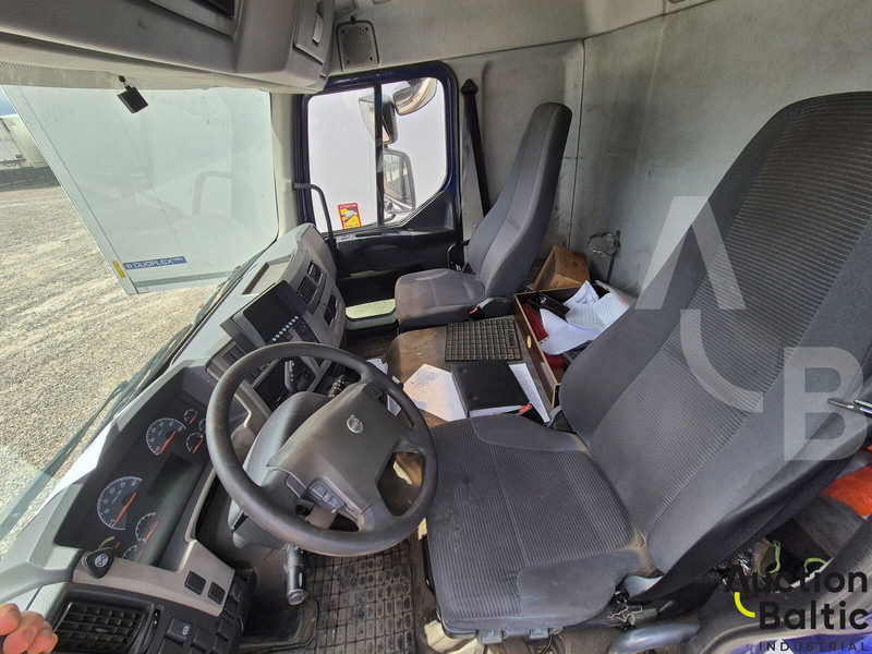 Volvo FL240 - Dobozos felépítményű teherautó: 4 kép. Volvo FL240 - Dobozos felépítményű teherautó: 4 kép.