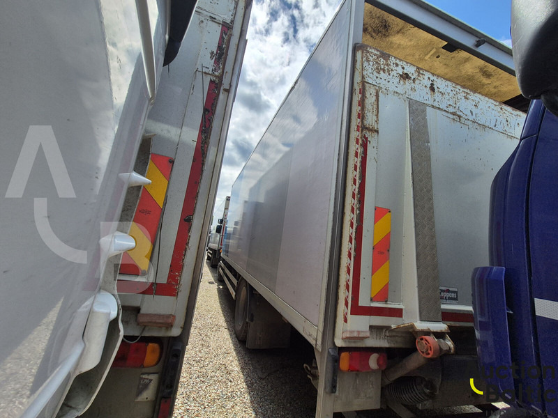 Volvo FL240 - Dobozos felépítményű teherautó: 3 kép. Volvo FL240 - Dobozos felépítményű teherautó: 3 kép.