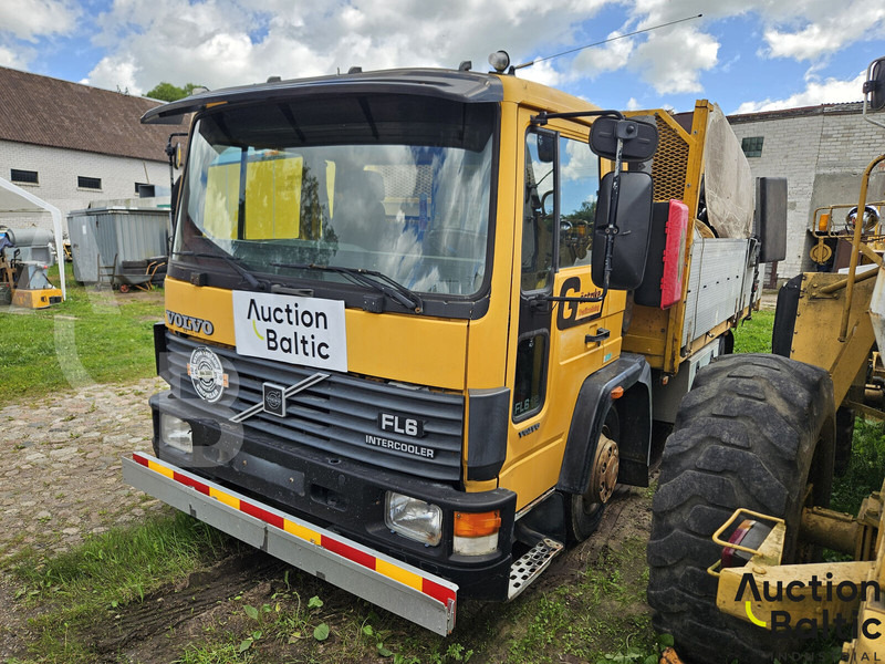 Volvo FL612 - Platós teherautó: 1 kép. Volvo FL612 - Platós teherautó: 1 kép.