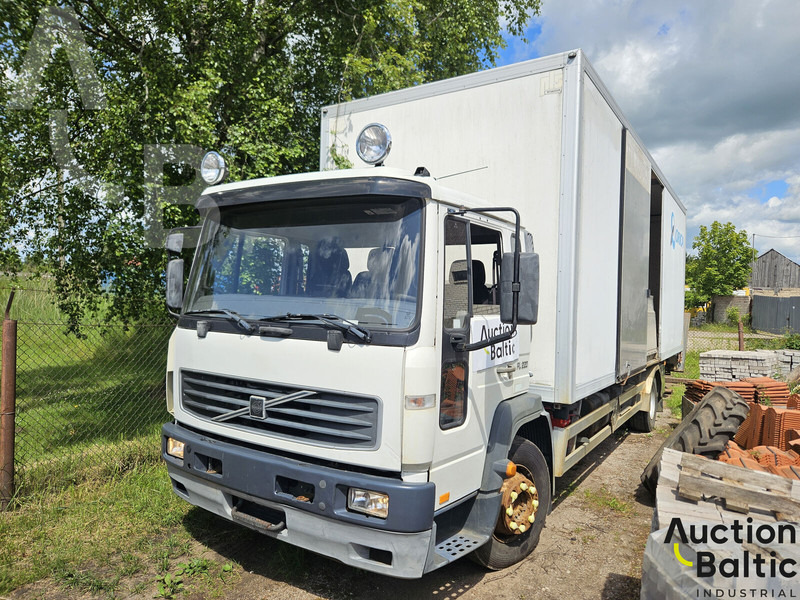 Volvo FL615 - Dobozos felépítményű teherautó: 1 kép. Volvo FL615 - Dobozos felépítményű teherautó: 1 kép.