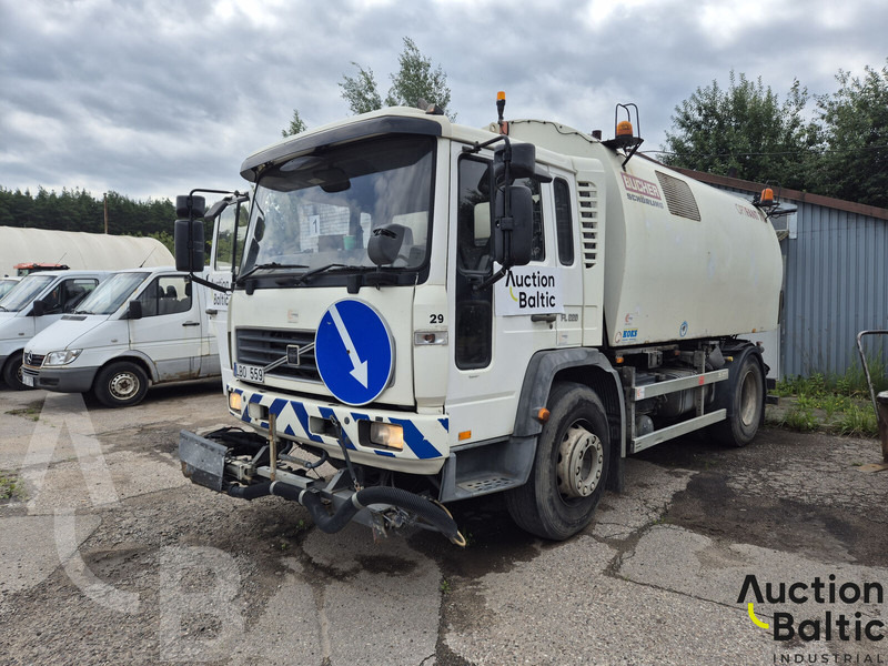 Volvo FL618 - Utcaseprő gép: 2 kép. Volvo FL618 - Utcaseprő gép: 2 kép.