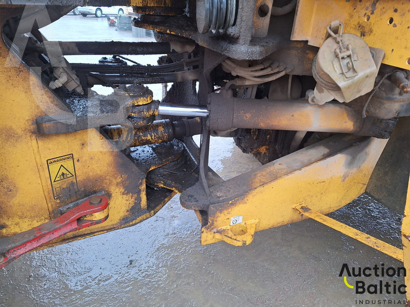Gumikerekes homlokrakodó Volvo L 180 E: 13 kép.