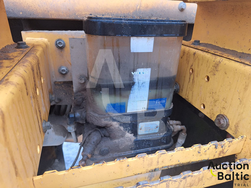 Gumikerekes homlokrakodó Volvo L 180 E: 10 kép.