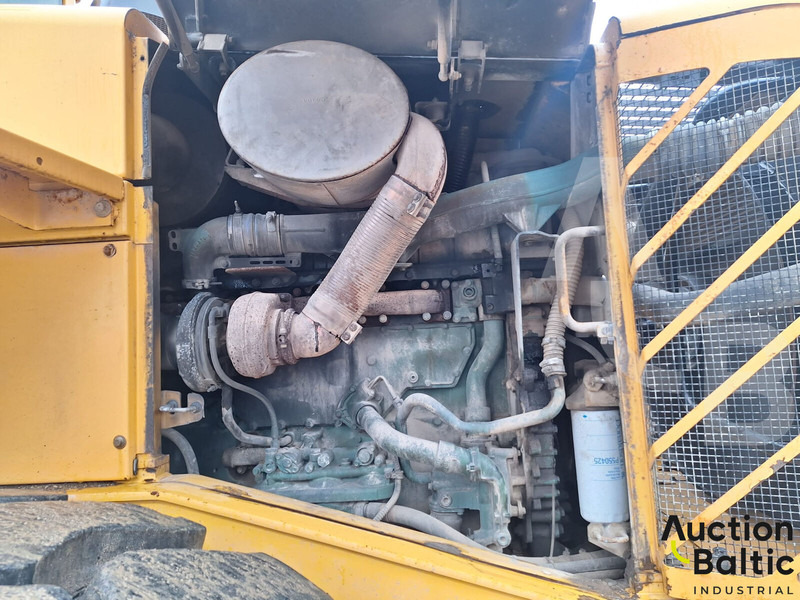 Gumikerekes homlokrakodó Volvo L 180 E: 8 kép.