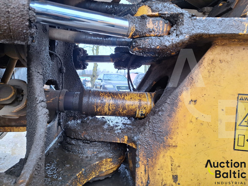Gumikerekes homlokrakodó Volvo L 180 E: 9 kép.
