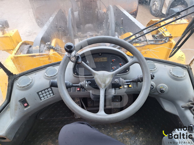 Gumikerekes homlokrakodó Volvo L 180 E: 6 kép.