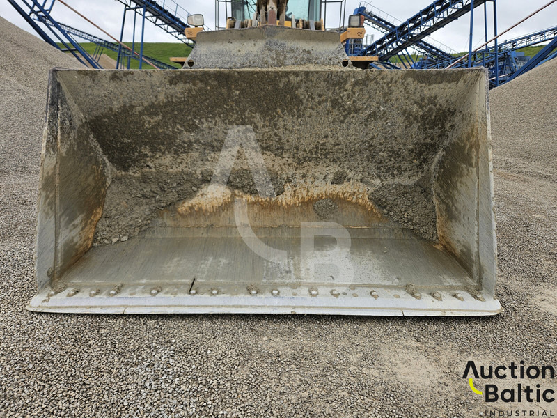 Volvo L 180 F - Gumikerekes homlokrakodó: 5 kép. Volvo L 180 F - Gumikerekes homlokrakodó: 5 kép.