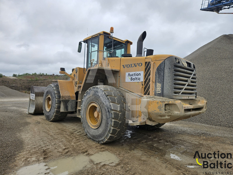 Volvo L 180 F - Gumikerekes homlokrakodó: 4 kép. Volvo L 180 F - Gumikerekes homlokrakodó: 4 kép.